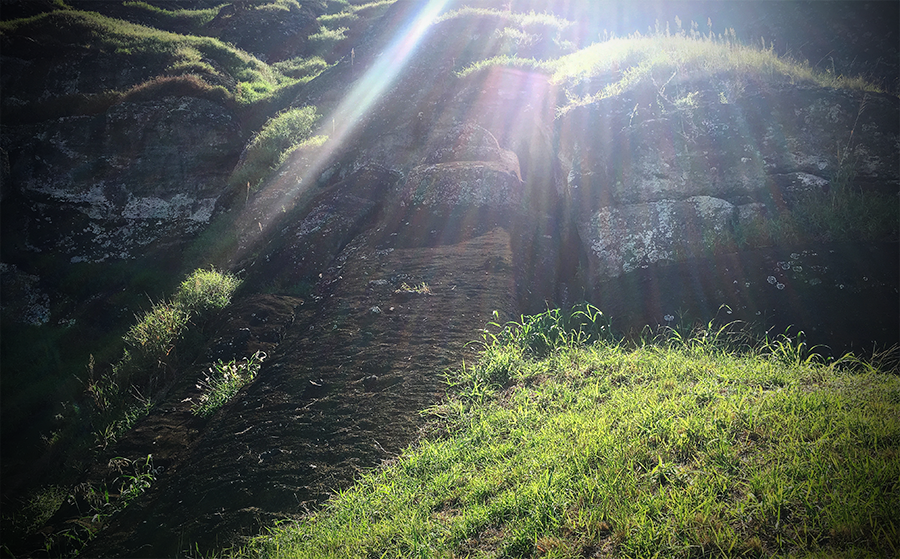 easter island heads have bodies
