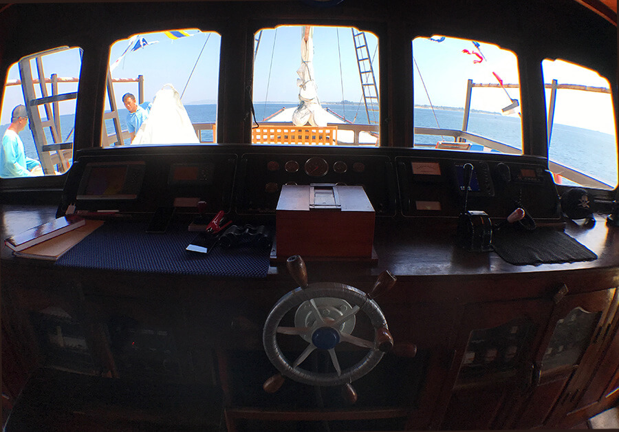 captain room on boat wheel