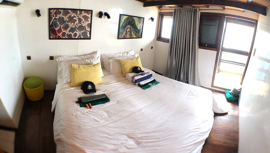 bedroom on al iikai pirate ship