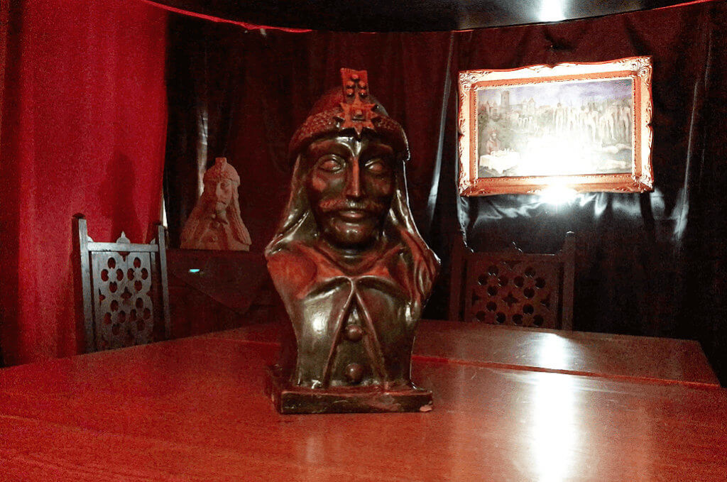 Dracula statue sighisoara